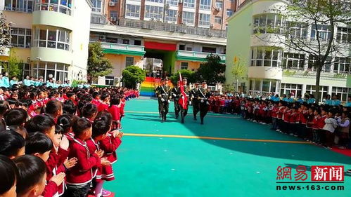 新密市直二幼升旗仪式,国旗护卫队惹人眼